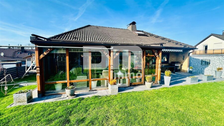 Umfangreich sanierter Bungalow mit ausgebautem Dachgeschoss + Souterrain mit großem Garten - Frontansicht